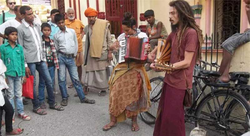 Expats begging on the streets of India